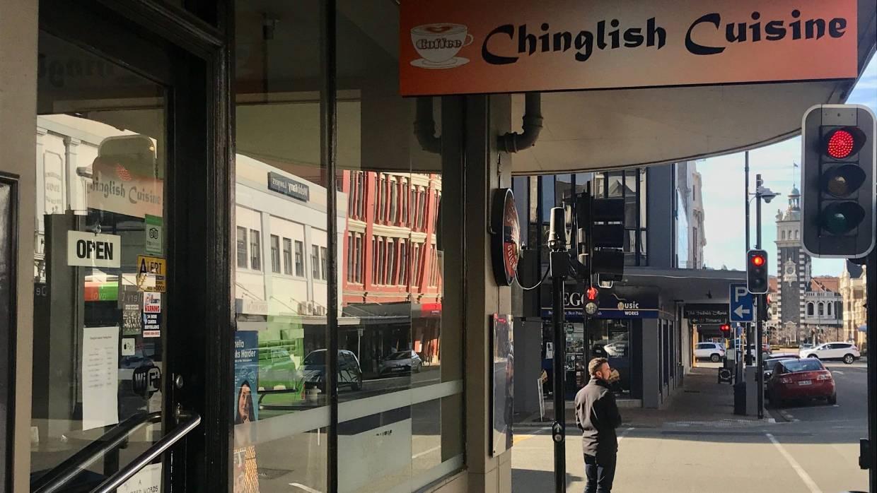 华人夫妻开店取名 CHINGLISH 有些人却笑不出来 